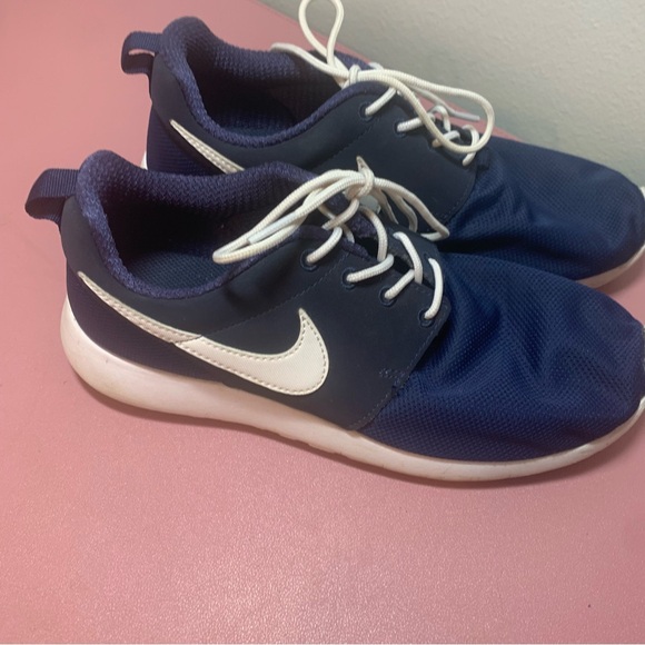 Nike Youth Sneakers Sz 5.5 Soft Knit Blue White Swoosh - Picture 2 of 6